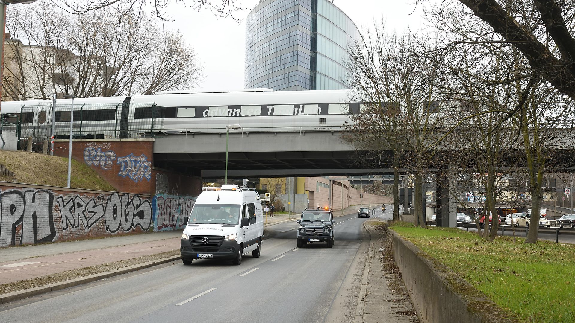 Communication between the advanced TrainLab and cars of the DLR