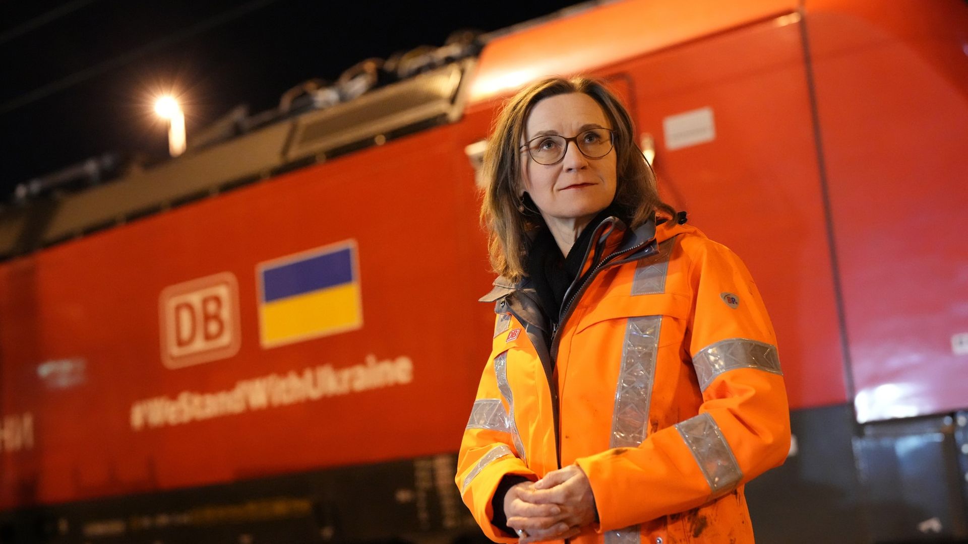 Dr. Sigrid Nikutta auf dem Rangierbahnhof in Seddin 