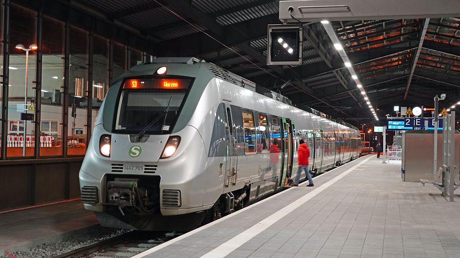 S-Bahn Mitteldeutschland im Bahnhof