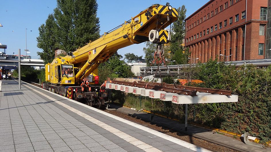 Bauzug am Bahnsteig