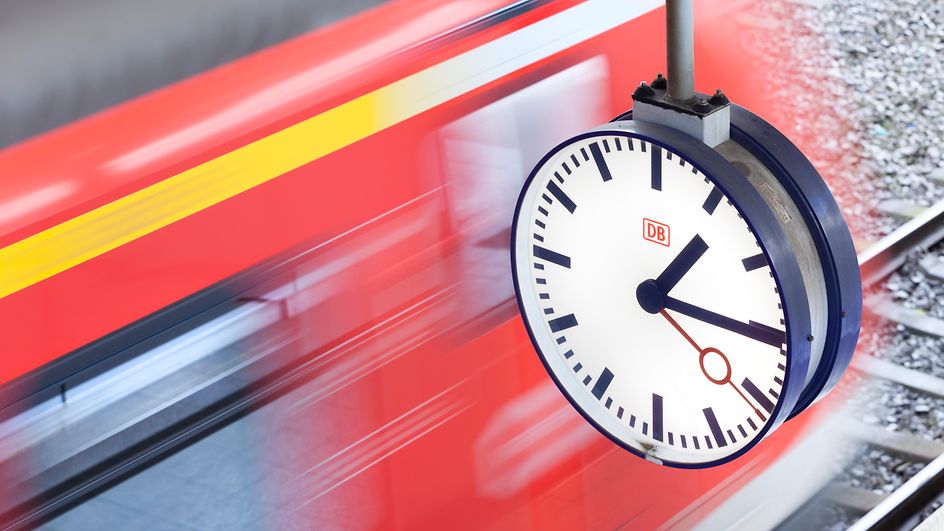 Symboldbild Regionalexpress mit Uhr am Bahnsteig
